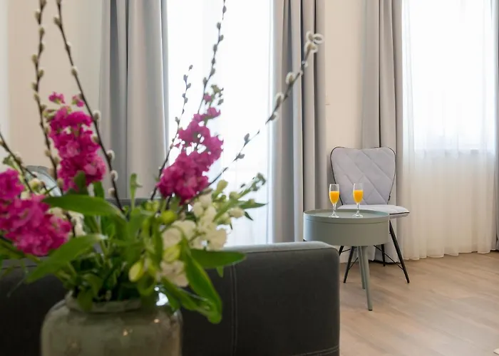 Pensión Capital And 4*