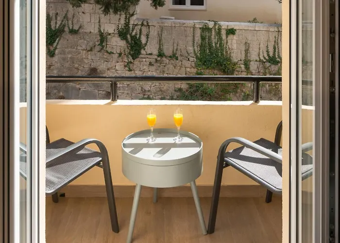 Pensión Capital And 4*